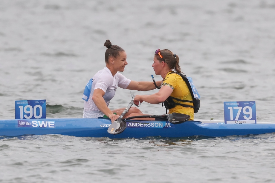Melina Andersson and Vanda Kiszli embrace after the final