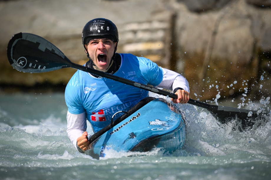 Jonny Dickson celebrates winning kayak cross gold in Ivrea in 2024 Jonny Dickson Great Britain kayak cross world cup Ivrea 2024
