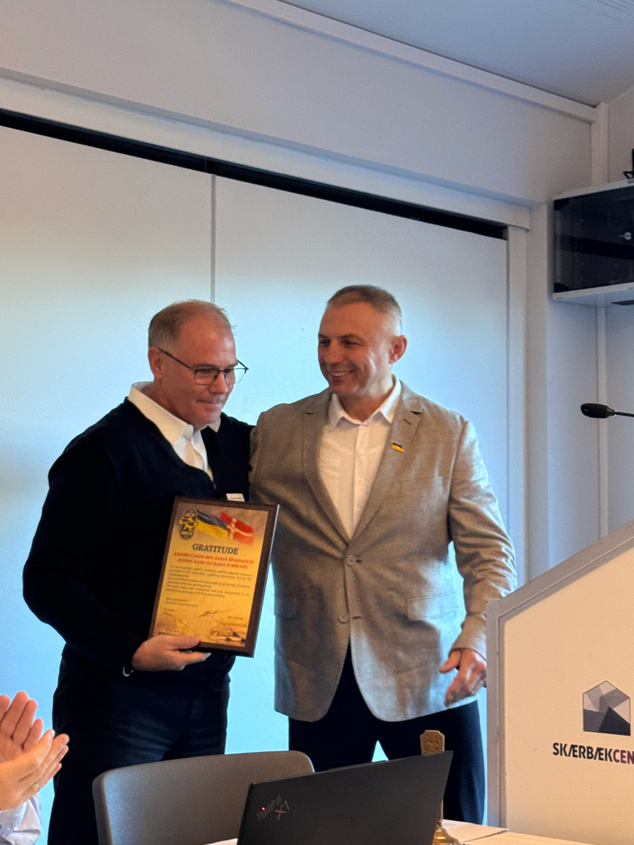 Tom Faurschou receives a certificate from Igor Slivinskyi Tom Faurschou Denmark Igor Slivinskyi Ukraine 2025 donation